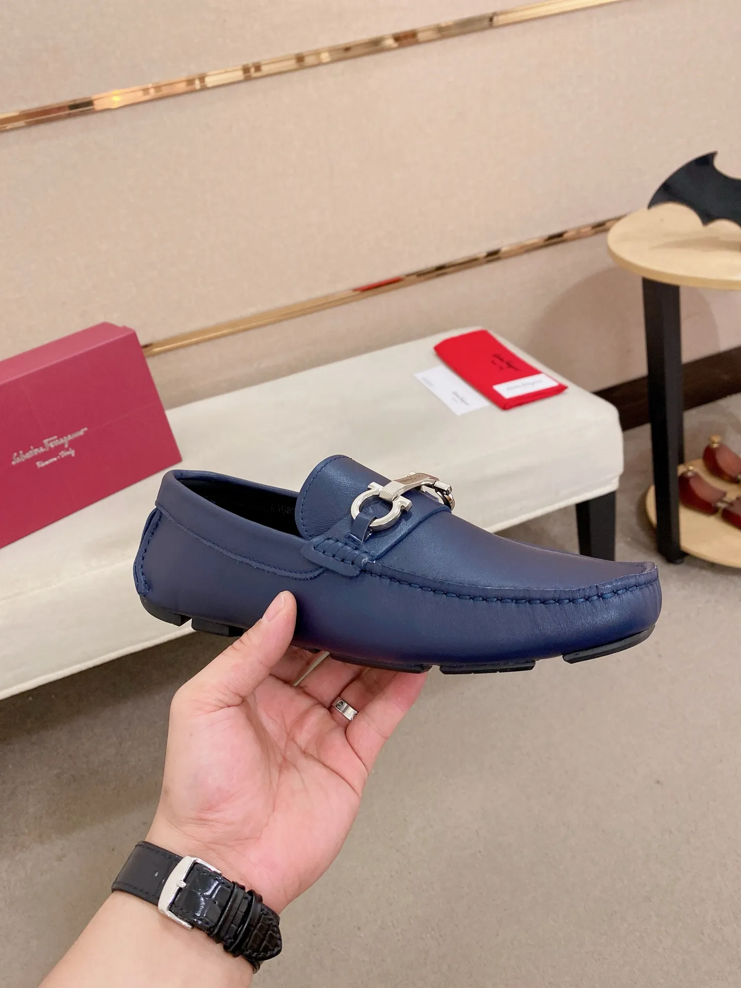 Men's shoes💰: 540💰High-end quality! Ferragamo🆕🆕Exclusive hot-selling products in stock🔥🔥New products on the shelves, high-quality Ferragamo men's pea shoes, high-end casual driving shoes, with complete packaging! 💪 💪 Material: imported first-layer pebbled cowhide 🐂 + imported high-quality water-dyed cowhide lining + wear-resistant outsole 👍🏻👍🏻 Features: high-end and comfortable, purely handmade 🚀 🚀 Create the perfect shoe that suits you best 🔥 🔥 Size: (38-44) 45 standard size can be customized!